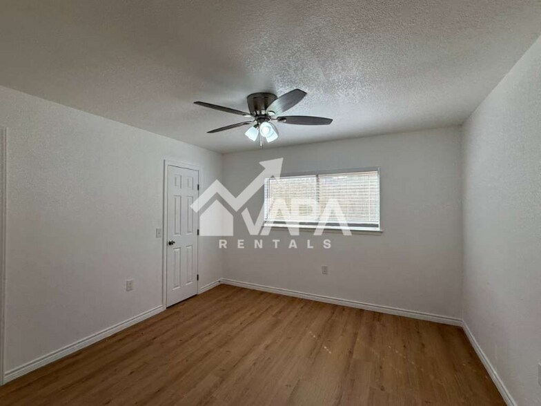 Building Photo - 7814 Hollow Oak