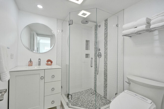 Building Photo - 1169 Hillsboro Mile