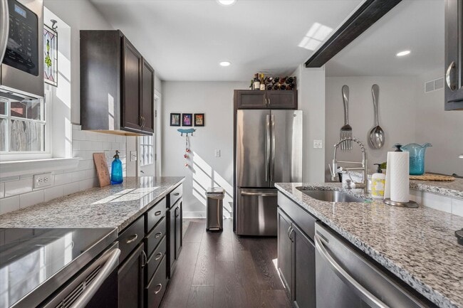 Building Photo - Beautifully Renovated End-Unit Townhome in the Heart of Phoenixville