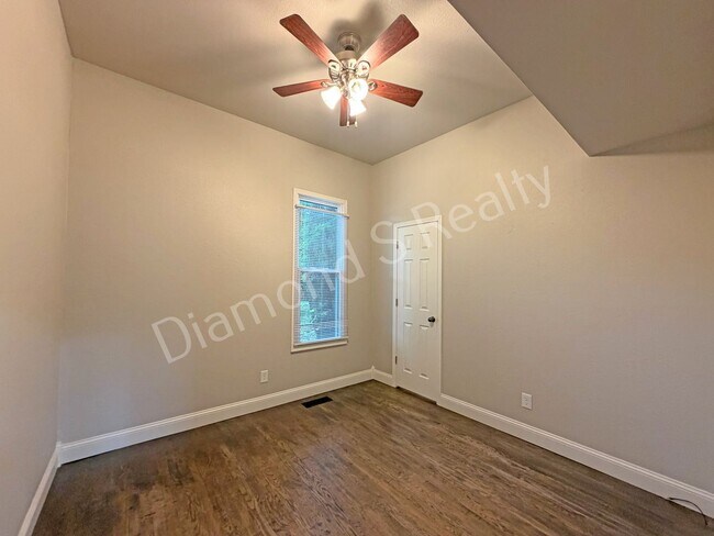 Building Photo - 916 N Pickwick Ave