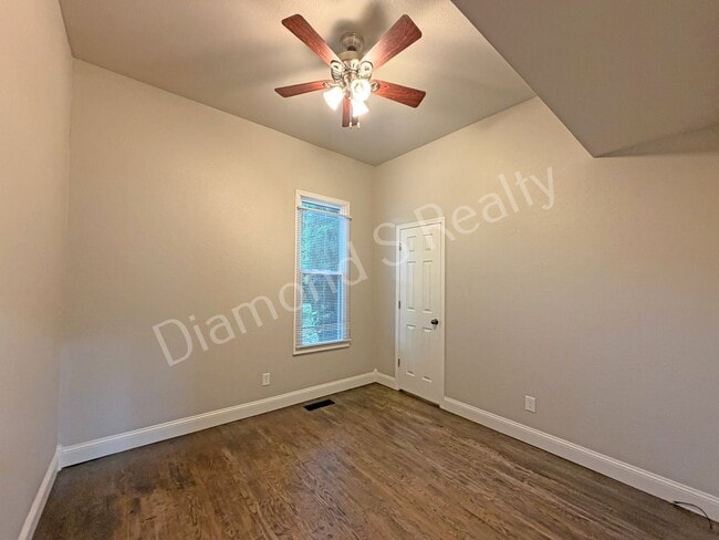 Building Photo - Beautifully Updated 4 Bedroom Home Available Now