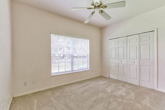 Building Photo - Beautiful Lake front home in West Kissimmee