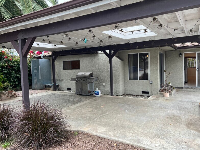 Building Photo - 11160 Greenlawn Ave