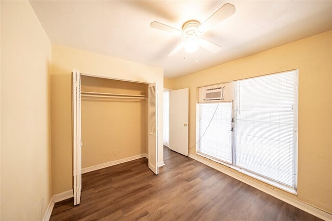 Building Photo - 420 NE 1st Ave.