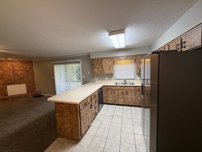 Building Photo - Comfortable SW Gainesville Home with Large Yard