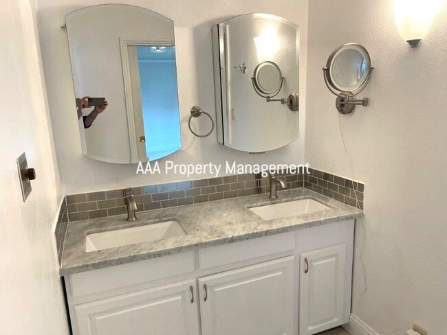 Building Photo - Pleasant HIll 3 bedroom 2 bath Great locat...