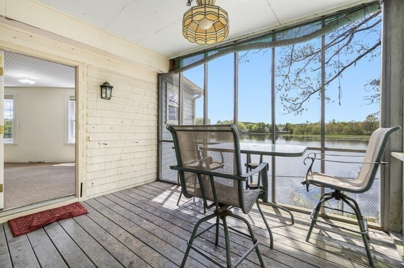 Building Photo - 98 Linwood St