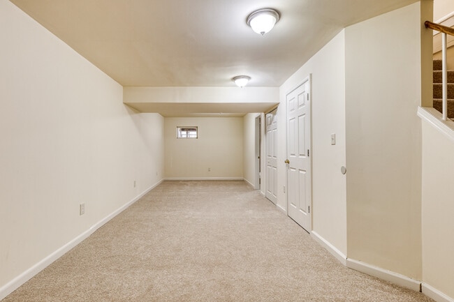 Building Photo - 625 Glynock Plz