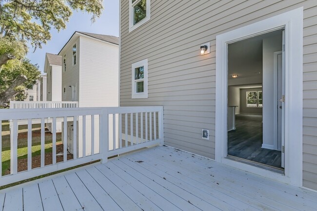 Building Photo - Charming 3-Bed Oasis with 2.5 Baths in Bea...
