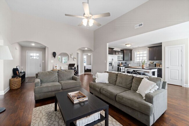 Building Photo - Pet Friendly Three Bedroom with Bonus!