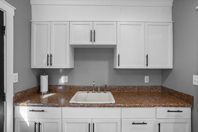 Building Photo - 1 Bedroom 1 Bath Duplex in the Heart of Auburn