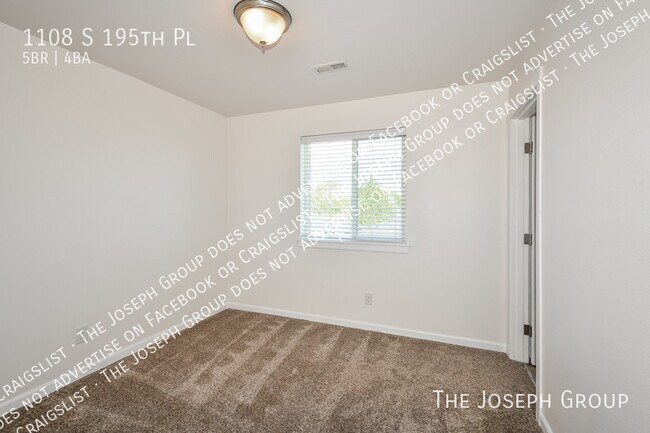 Building Photo - 1108 S 195th Pl