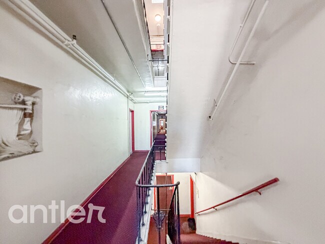 Building Photo - 724 S Mariposa Ave