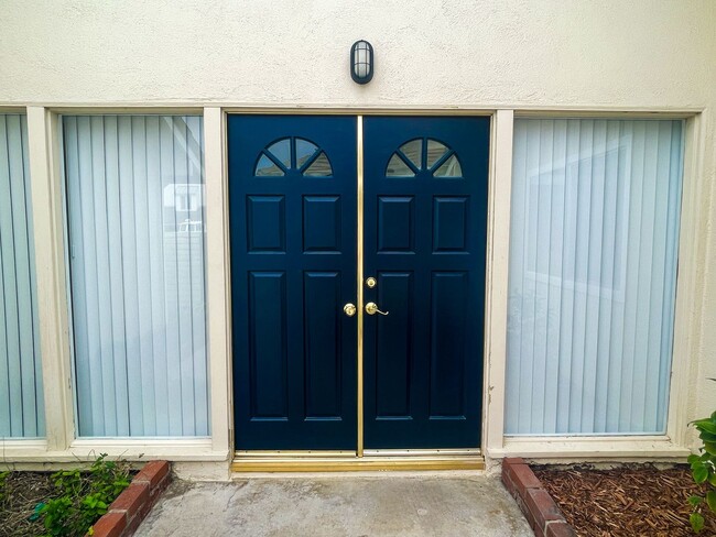 Building Photo - 3 bedroom 2 bath home in desired neighborhood