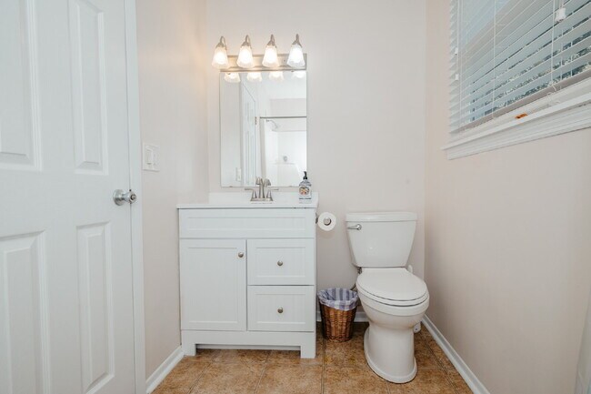Building Photo - Beautiful 3-Bedroom Townhome in Convenient West Ashley Location!
