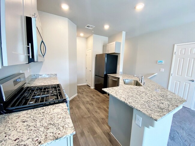 Building Photo - UPGRADED 2 BEDROOM TOWNHOME IN GATED COMMU...