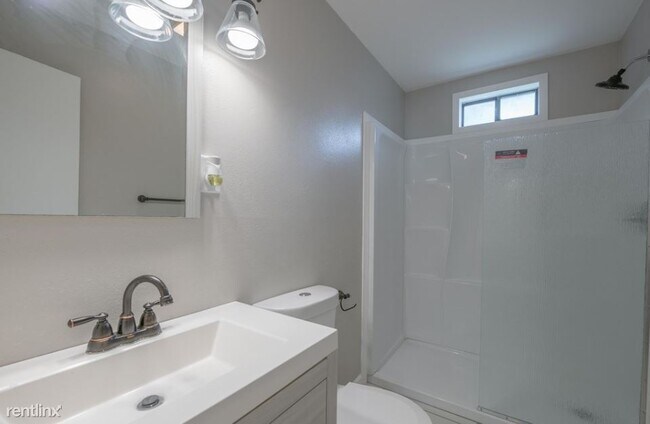 Building Photo - 3 br, 1 bath House - 1302 N W S Young Dr