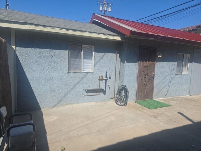 Building Photo - Must see this Large  one bedrom one bath  ADU home with availalbe off street parking.