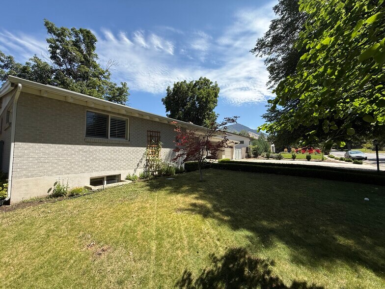Building Photo - 2627 E Melony Dr