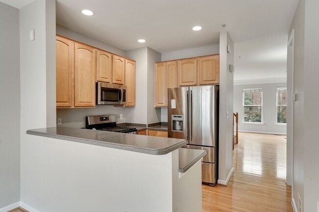 Building Photo - Spacious 4-Level Townhome with Loft in Cam...