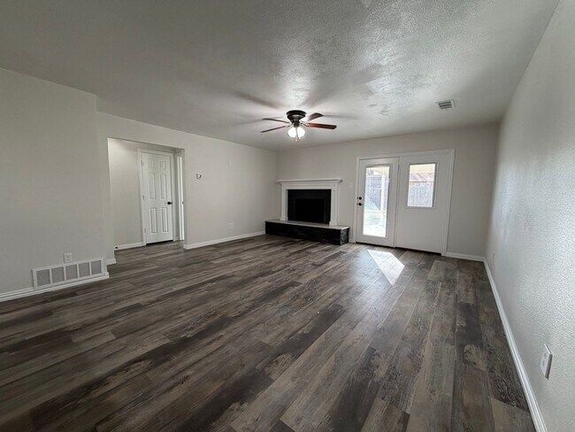 Building Photo - AVAILABLE NOW 3 BEDROOM 2 BATH HOME IN SAGINAW