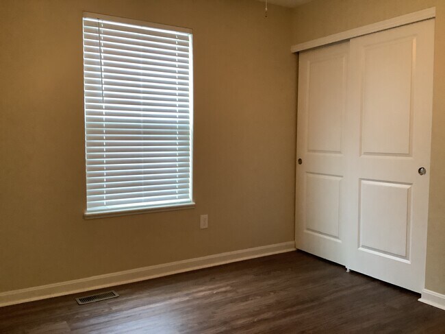 Building Photo - 390 Modesta Rd