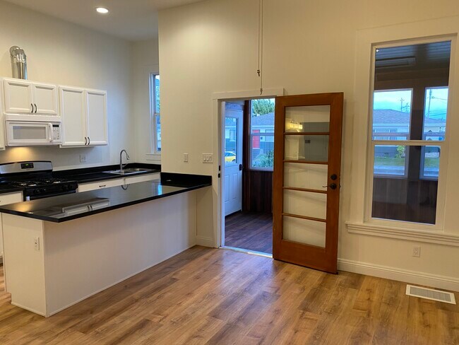 Building Photo - 1655 J St