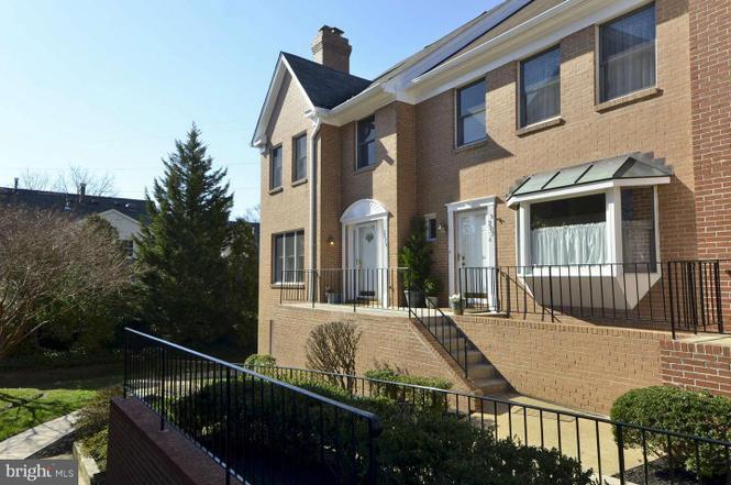 Building Photo - 207B Locust St SE
