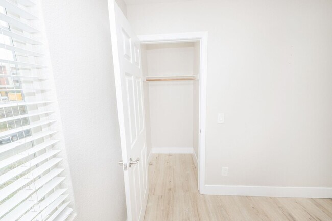 Building Photo - 511 Stork St
