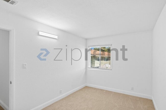 Building Photo - Unit