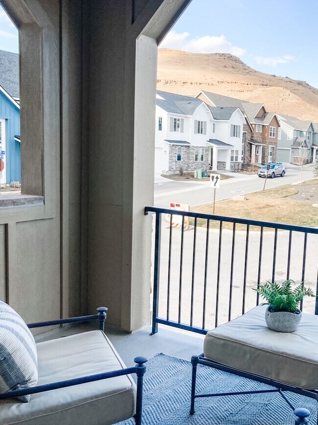 Building Photo - 3 Bedroom 3 1/2 Bathroom Home Located on a Corner Lot in Harris Ranch