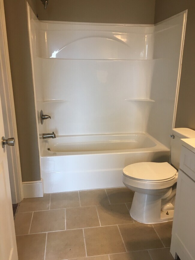 Building Photo - 631 E Chestnut St