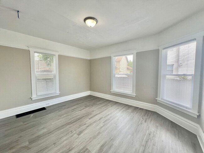 Building Photo - 812 Woodward Ave