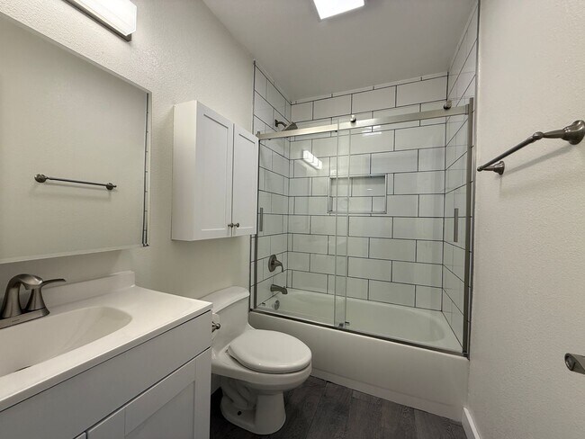 Building Photo - Charming 2 Bedroom Condo for Rent in Newhall!
