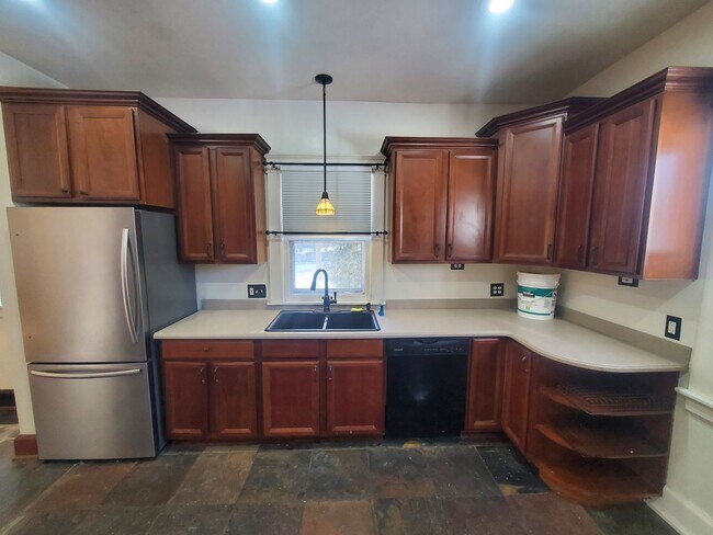 Building Photo - 205-205 N Spring St