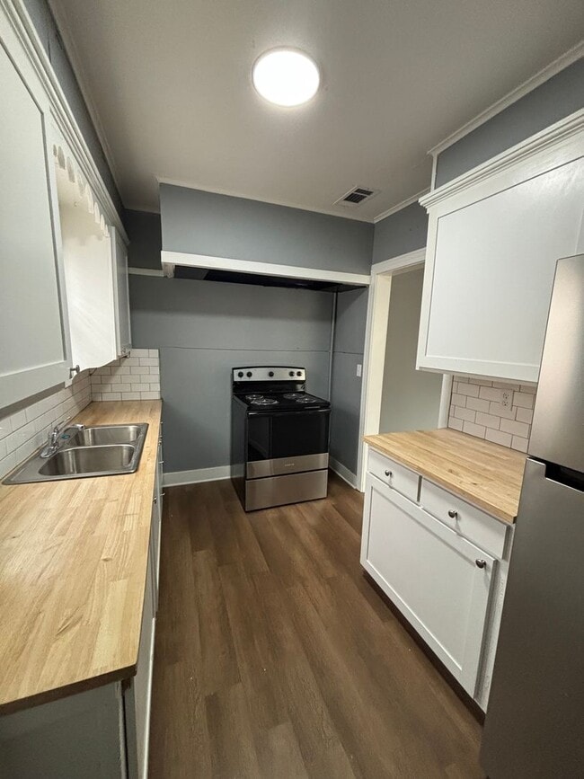 Building Photo - E Merrick