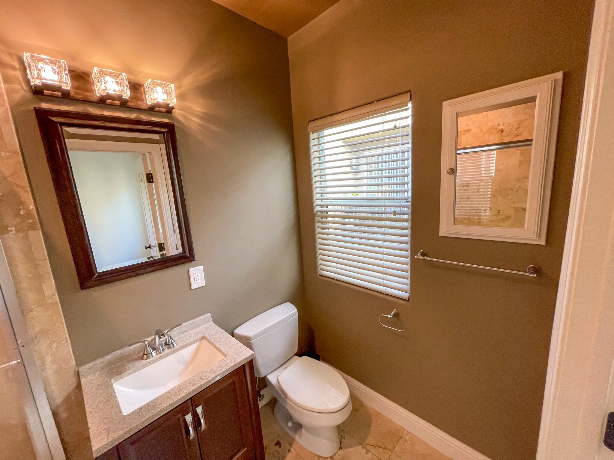 Building Photo - 2027 Beloit Ave