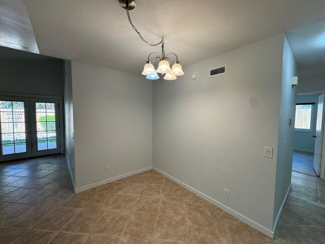 Building Photo - 4 bedroom - 2 Bathroom