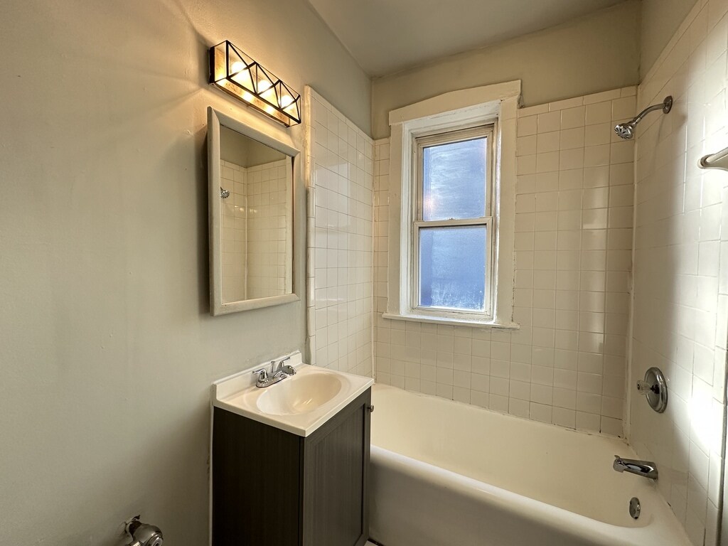 Building Photo - 516 W Melrose St