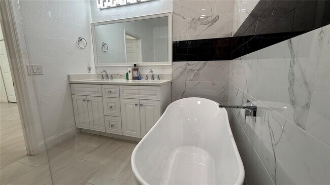 Building Photo - 16303 Enclave Village Dr