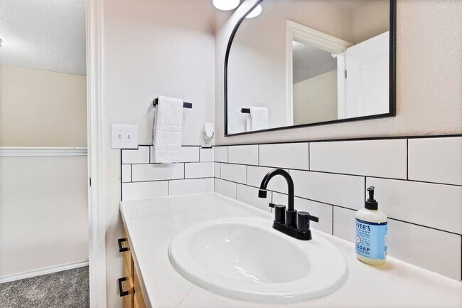 Building Photo - 2933 W Tubac Dr