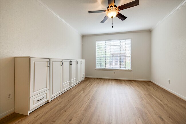 Building Photo - 2255 Braeswood Park Dr