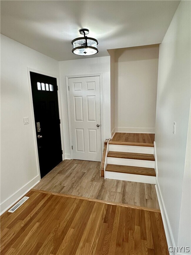 Building Photo - 8662 Bayview Dr