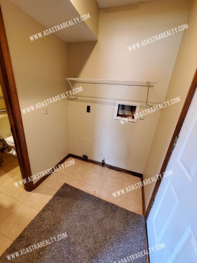 Building Photo - Spacious Duplex in Blue Valley-Available N...