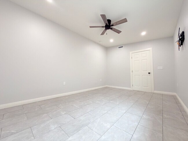 Building Photo - 6713 Goodland Ave