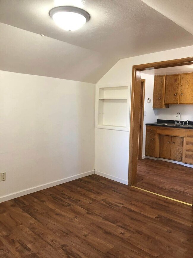 Building Photo - 217 2nd Ave W