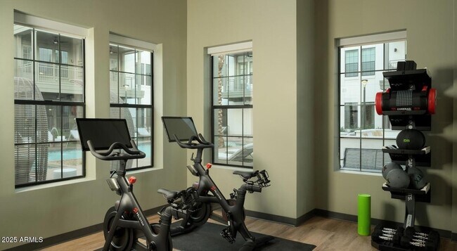 Building Photo - 98 S River Dr