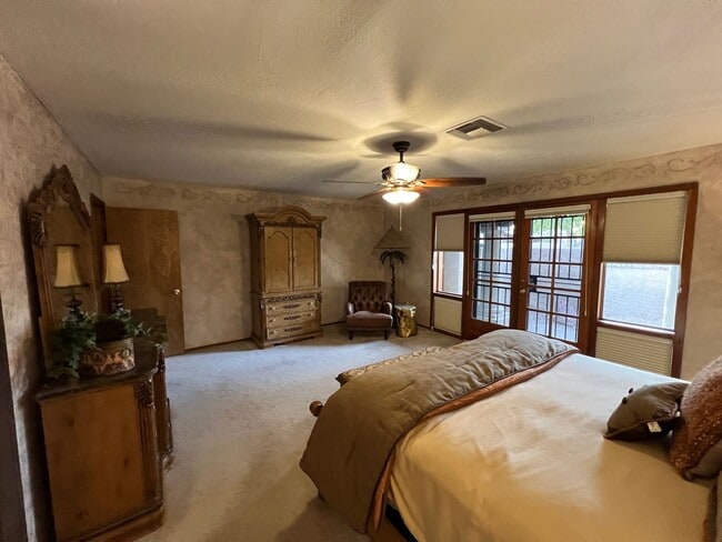 Building Photo - FURNISHED 3 BEDROOM HOME IN TOWN WITH POOL ACCESS!