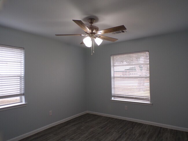 Building Photo - 1605 Northwood Dr