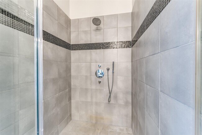 Building Photo - 705 Main St